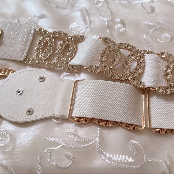Elegant White and Gold Women´s Belt